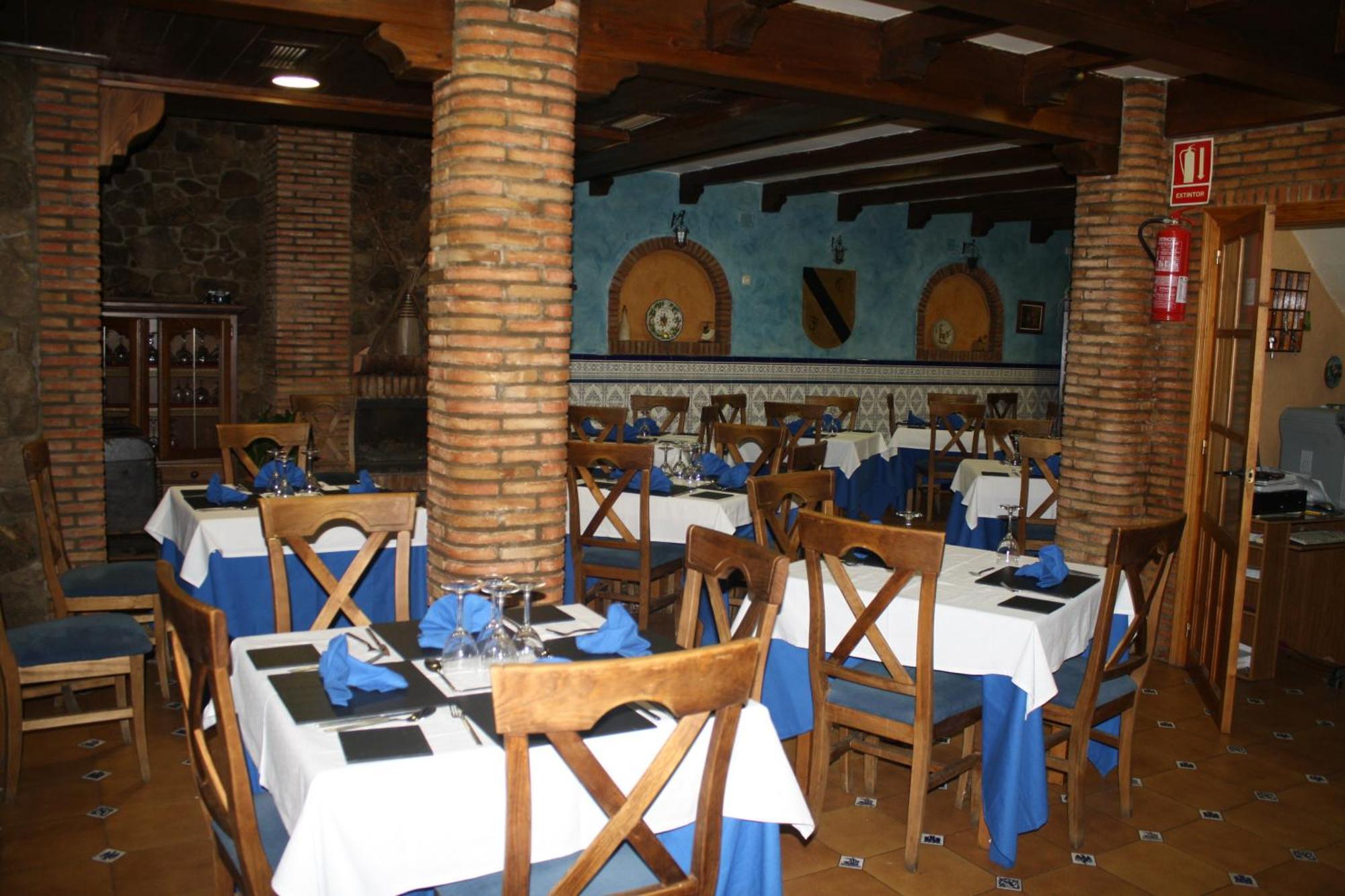Hotel Carvajal Torrejon el Rubio Bagian luar foto
