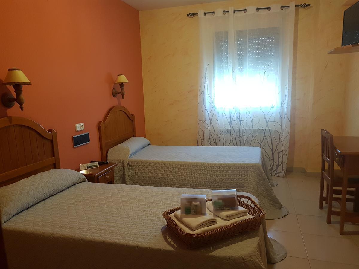 Hotel Carvajal Torrejon el Rubio Bagian luar foto