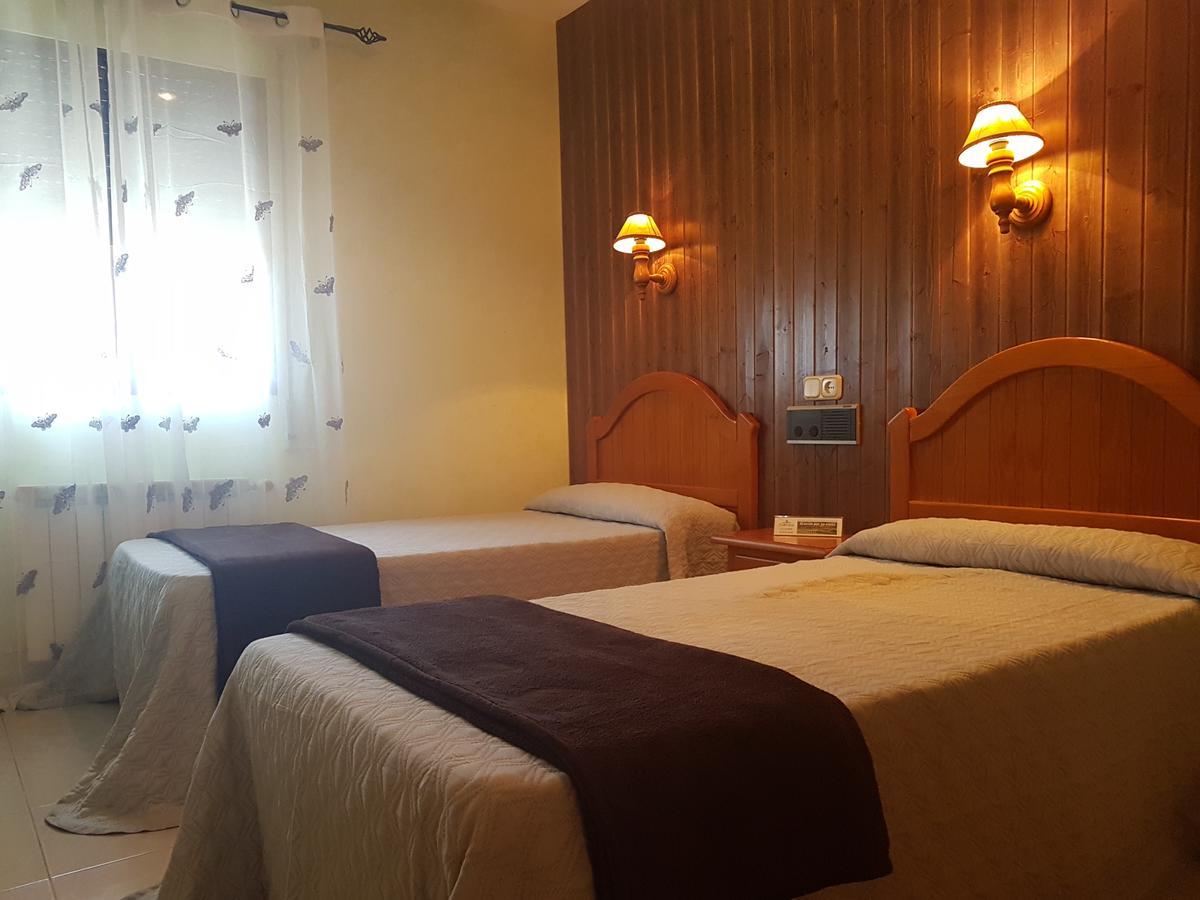 Hotel Carvajal Torrejon el Rubio Bagian luar foto