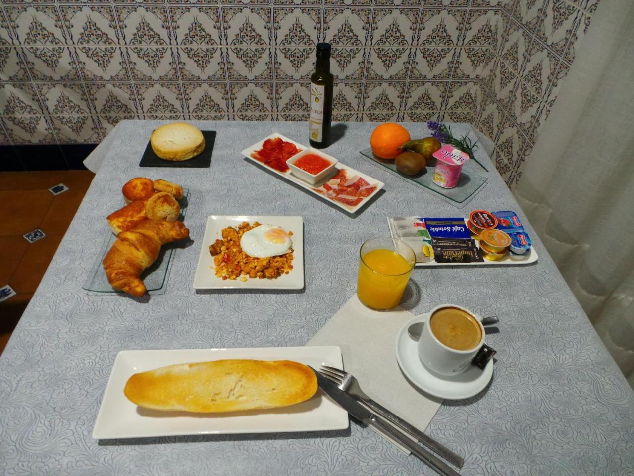 Hotel Carvajal Torrejon el Rubio Bagian luar foto