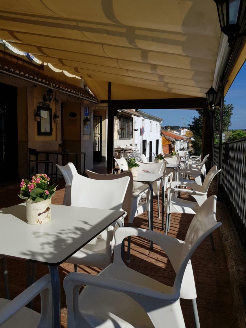 Hotel Carvajal Torrejon el Rubio Bagian luar foto
